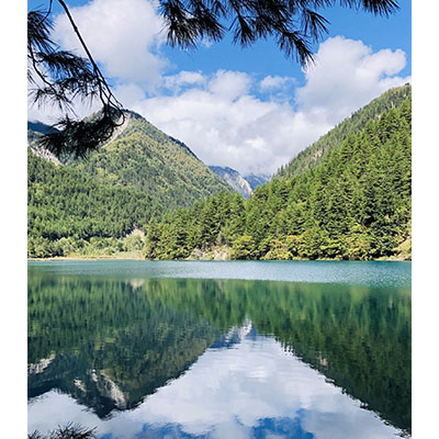 Jiuzhaigou’s Best Hiking Trails for Seniors